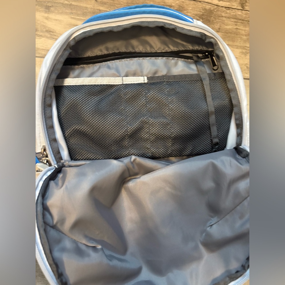 The North Face Vault Classic Backpack - Picture 9 of 13